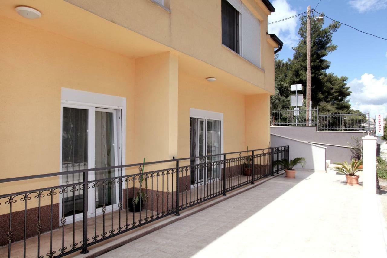 Apartments Viki Трогир Екстериор снимка
